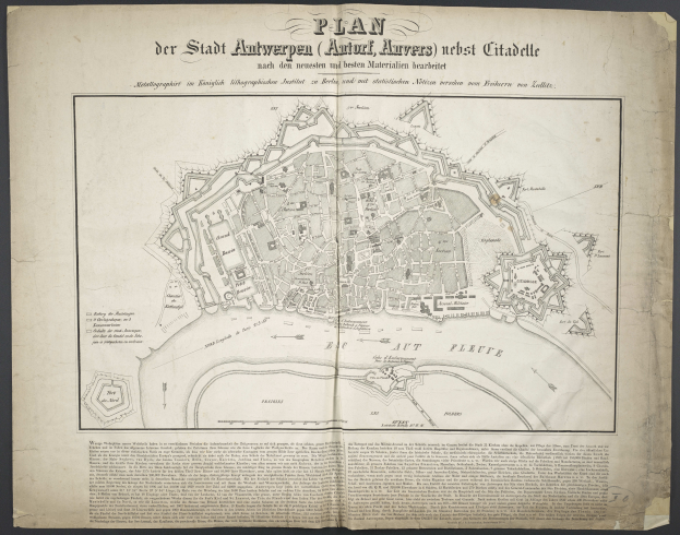 Ein altes Buch mit einer detaillierten Karte von Berlin, einschließlich Straßen, Gebäuden und Sehenswürdigkeiten, mit begleitendem Text, der Informationen über die Stadt bereitstellt.