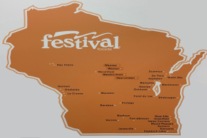 Ein lebendiger Plakatentwurf einer Wisconsin-Karte voller bunter Lebensmittel und der Aufschrift "Festival Foods."